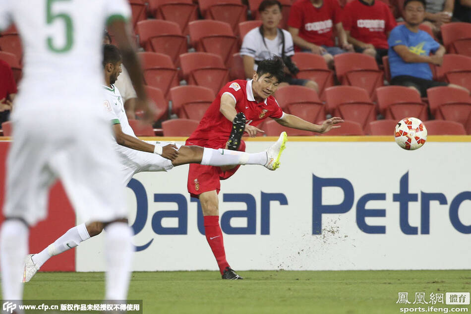  拉齐奥边路传中犀利，制造多次威胁机会