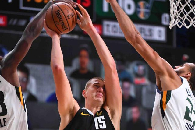  米切尔首节21分骑士半场领先20分轻取魔术